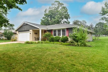 5070 Steeple Dr, Greendale, WI 53129-2013