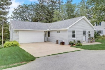 W346N5340 Elm Ave, Oconomowoc, WI 53069-9756