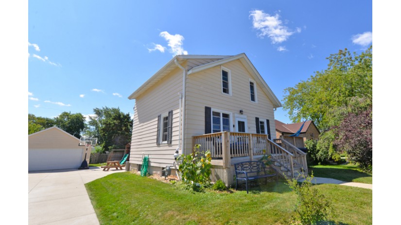 321 Menomonee Ave South Milwaukee, WI 53172 by Shorewest Realtors $189,000