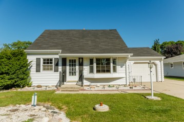 4328 S 49th St, Greenfield, WI 53220-3621