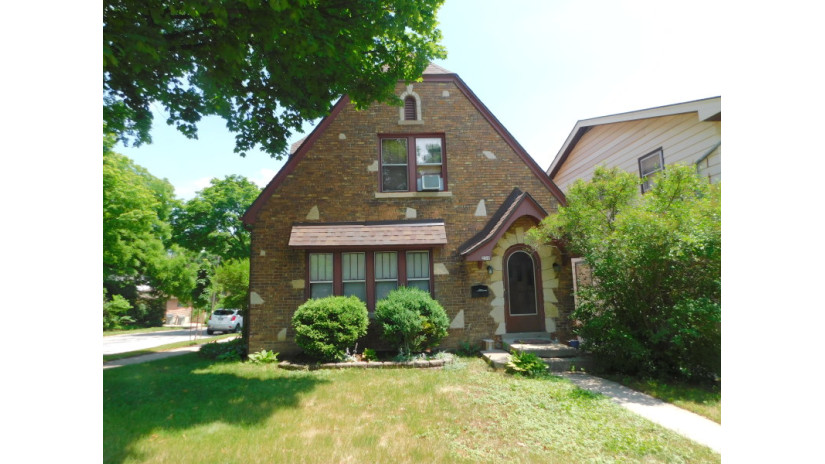 6131 W Dixon St Milwaukee, WI 53214 by Shorewest Realtors $255,000