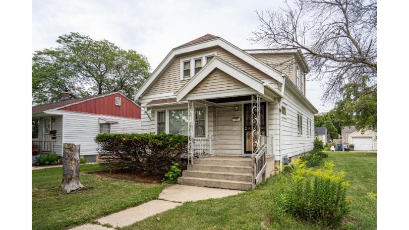 4736 N 24th St Milwaukee, WI 53209 by Midwest Executive Realty $105,000