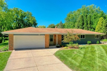 W278N1871 Lakeview Dr, Pewaukee, WI 53072-5243