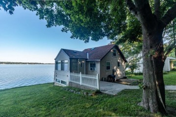 N5027 Lake Dr, Hubbard, WI 53034-9755