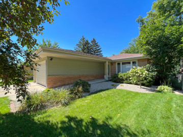 4121 N 97th St, Wauwatosa, WI 53222-1417