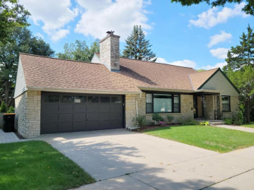 7523 Grand Pkwy, Wauwatosa, WI 53213-3566