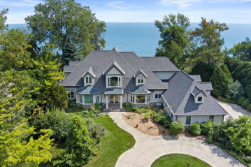 10522 N Circle Rd, Mequon, WI 53092