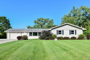 4700 W Hunting Park Dr, Franklin, WI 53132-8442