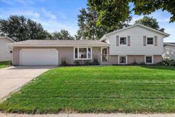 720 Juniper Ct, West Bend, WI 53095-4220