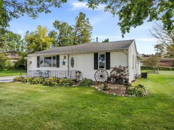 426 Park Ln, Mishicot, WI 54228-9772