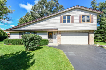 36748 Meadow Dr, Summit, WI 53066-9432