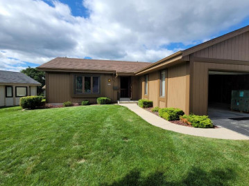 5455 S Morningside Ln, Greenfield, WI 53221