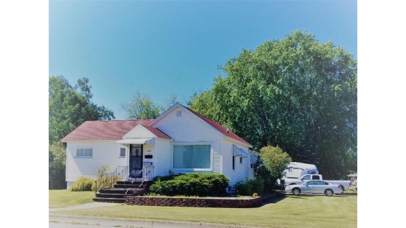 1117 West Drive Menominee, MI 49858 by Broadway Real Estate $159,900