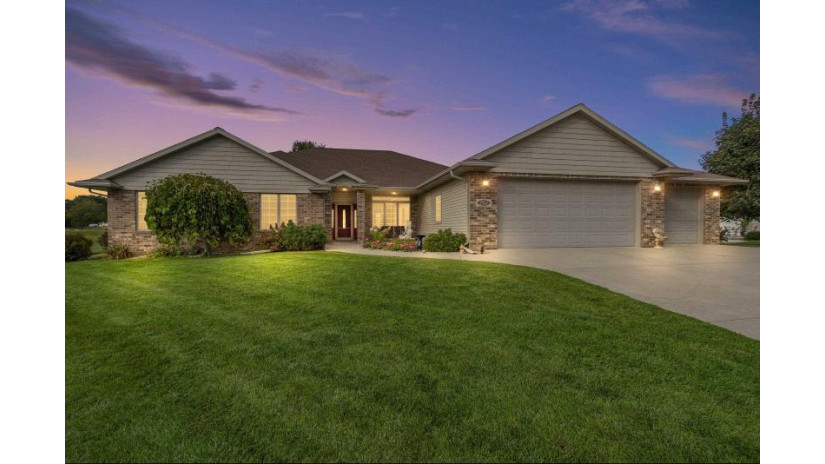 203 Lakota Lane Kewaunee, WI 54216 by Town & Country Real Estate $372,000