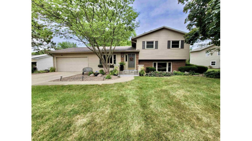 329 Park Crest Dr Freeport, IL 61032 by Keller Williams Realty Signature - Pref: 815-297-2614 $195,000