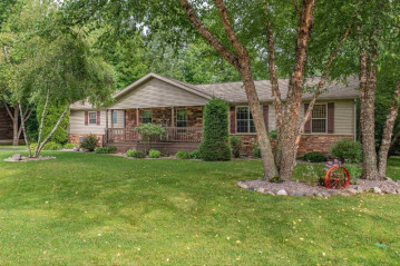 304 Berry Ln, Lake Delton, WI 53965