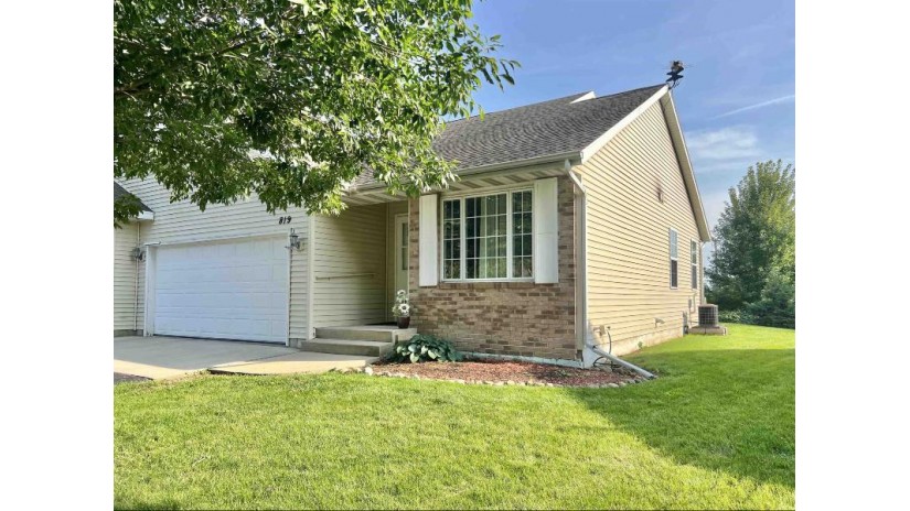 819 Sue Ln Clinton, WI 53525 by Shorewest Realtors $185,000