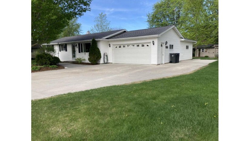 110 Moraine Dr Elkhart Lake, WI 53020 by Avenue Real Estate LLC $400,000