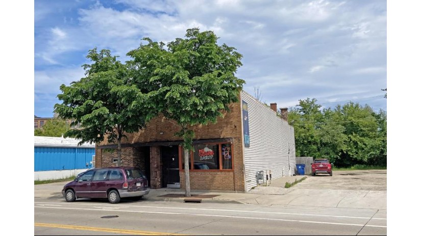 835 Washington Ave Racine, WI 53403 by RE/MAX Newport - office@newportelite.com $165,000