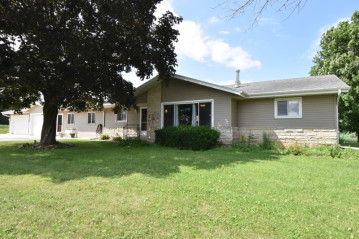 W2074 Gopher Hill Rd, Ixonia, WI 53036-9722