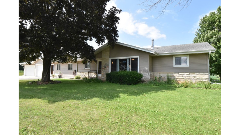 W2074 Gopher Hill Rd Ixonia, WI 53036 by Shorewest Realtors $409,900