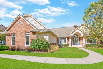 N52W21522 Golfview Dr, Menomonee Falls, WI 53051-6266