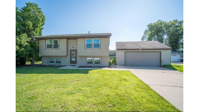 846 Lois Ct Hartford, WI 53027 by EXP Realty, LLC~MKE $234,900