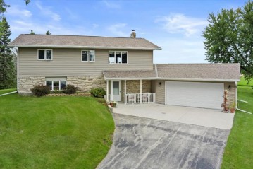 W4018 Janet Dr, Kekoskee, WI 53032-9741