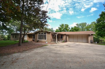 W378S10935 Betts Rd, Eagle, WI 53119