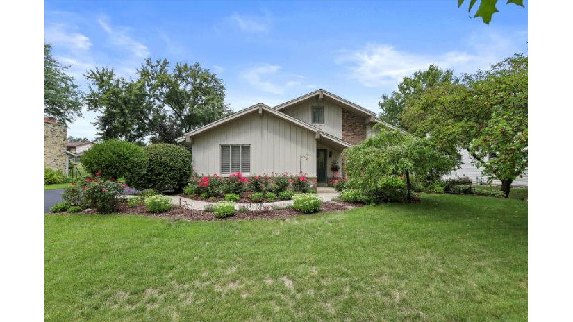 N28W22086 Burningwood Ln Pewaukee, WI 53186 by Benefit Realty $385,000