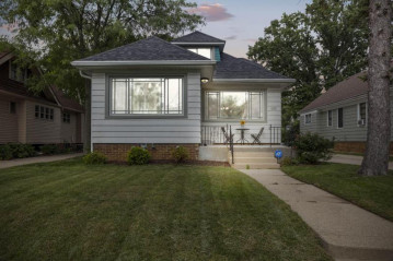 8128 Stickney Ave, Wauwatosa, WI 53213-1636