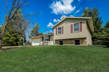 411 Brian Ct, North Prairie, WI 53153-9704