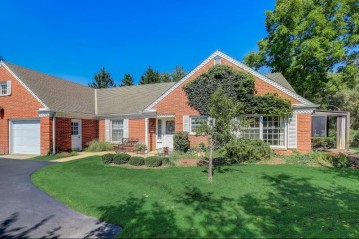 9616 N Linde Ct, Mequon, WI 53092-6021