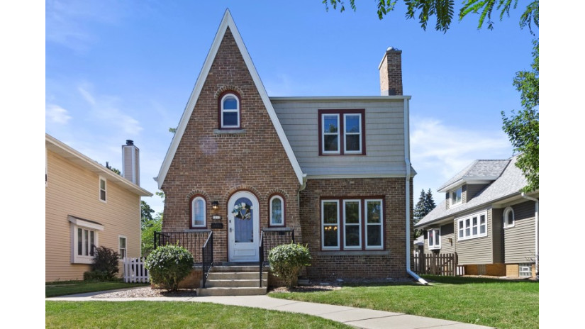 3213 S 42nd St Milwaukee, WI 53215 by Shorewest Realtors $274,900