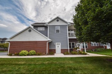 697 W Dekora St E, Saukville, WI 53080