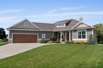 N104W5850 Henry Ct, Cedarburg, WI 53012-1336