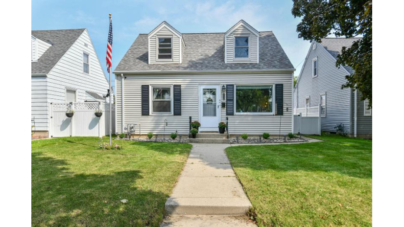 9534 W Metcalf Pl Milwaukee, WI 53222 by Firefly Real Estate, LLC $154,900