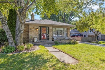 5676 N Sunset Ln, Glendale, WI 53209-4546