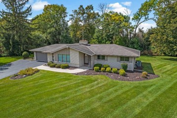 2215 Hammock Hill Ln, Brookfield, WI 53045-4702