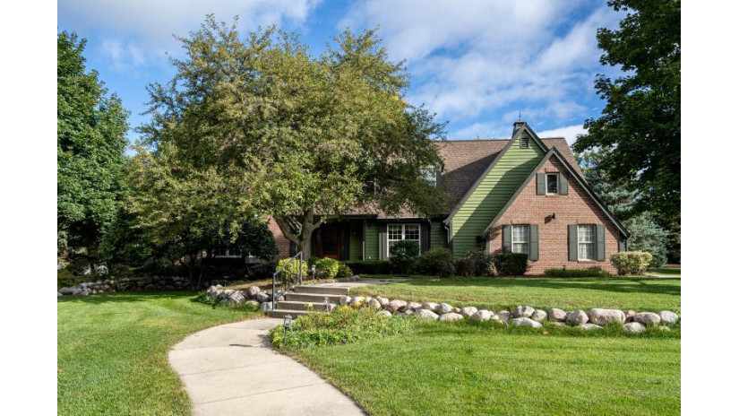 18220 Coopers Ln Brookfield, WI 53045 by Coldwell Banker HomeSale Realty - Wauwatosa $799,999