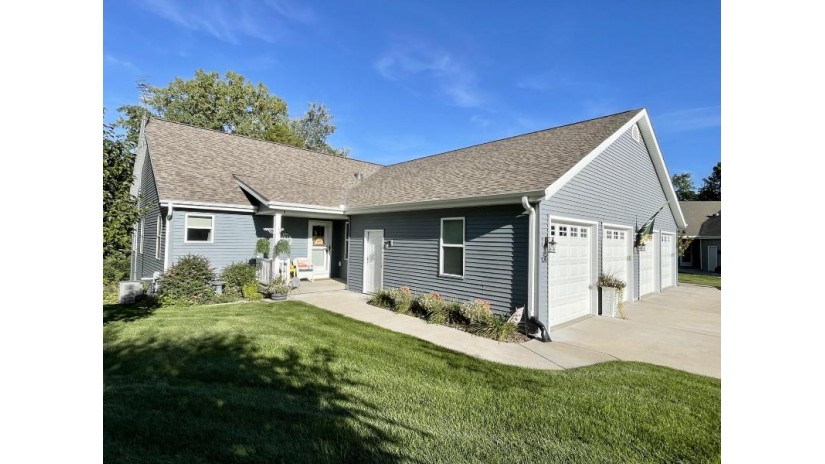 320 Creekside Ct Watertown, WI 53098 by Realty Executives Platinum - 920-539-5392 $350,000