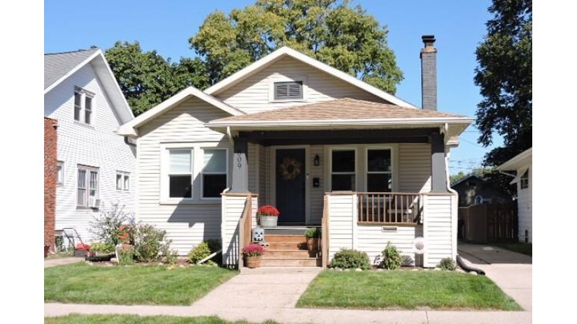 809 Sherman Ave Janesville, WI 53545 by RE/MAX Preferred~Ft. Atkinson $174,900