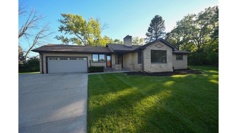14035 W Sun Valley Dr New Berlin, WI 53151 by 3% Real Estate $339,900
