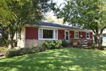 W352N5317 Lake Dr, Oconomowoc, WI 53066-2514