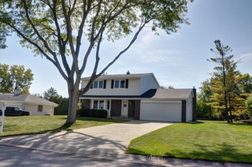 10605 W Friar Ln, Franklin, WI 53132-1818