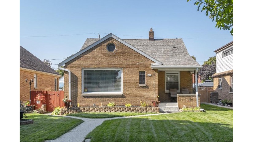 4871 N 66th St Milwaukee, WI 53218 by Coldwell Banker HomeSale Realty - Wauwatosa $167,000