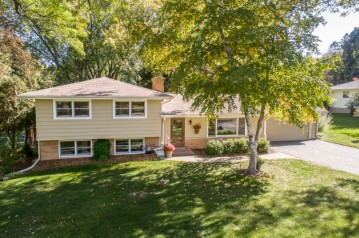 W277N1680 Lakeview Dr, Pewaukee, WI 53072-5248