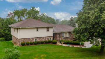 5353 S 48th St, Greenfield, WI 53220-5050