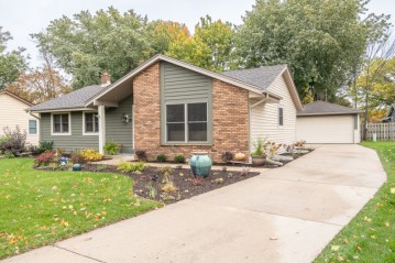 187 Chestnut Ridge Dr, Hartland, WI 53029-1318