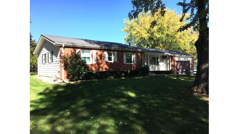 1723 Hillcrest Dr Lake Geneva, WI 53147 by Coldwell Banker Real Estate Group - 262-348-1100 $475,000